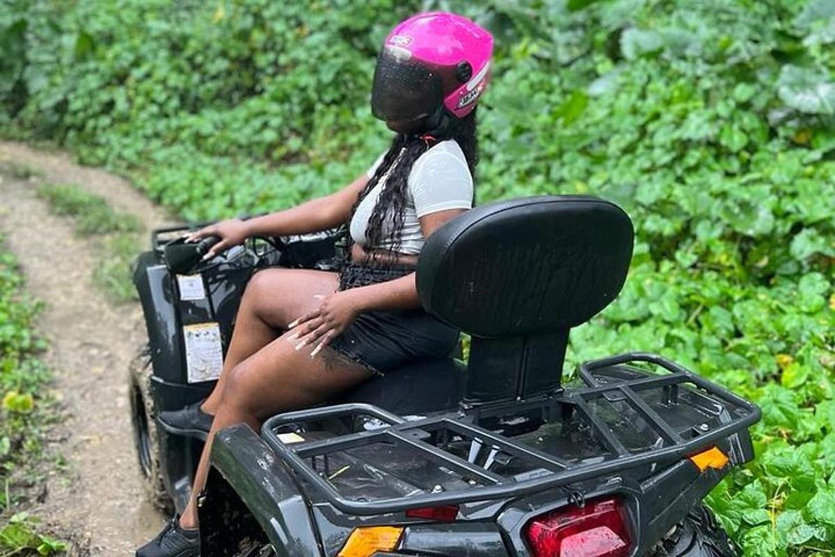 žena sediaca na motorke na prašnej ceste