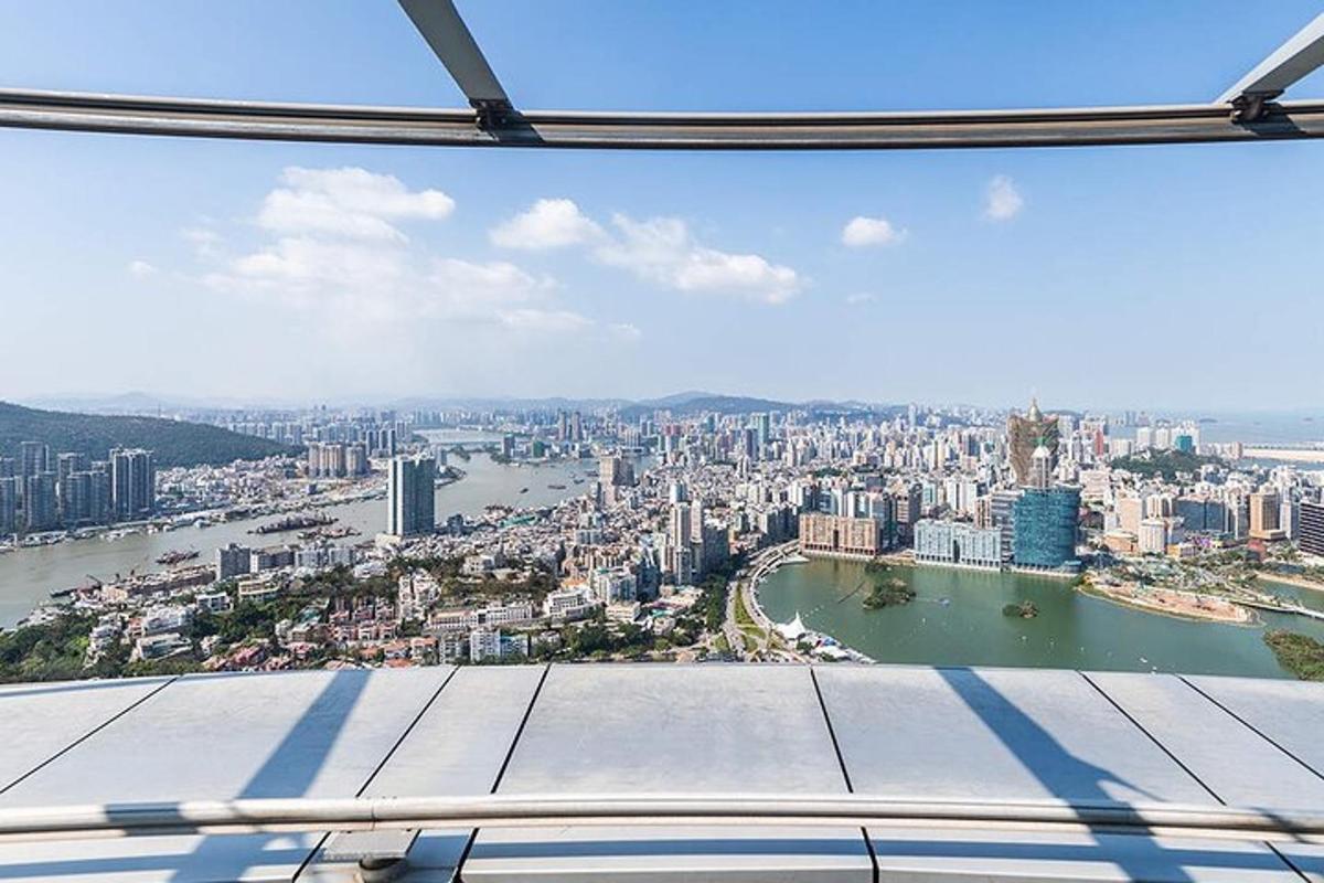 从建筑物顶部俯瞰城市