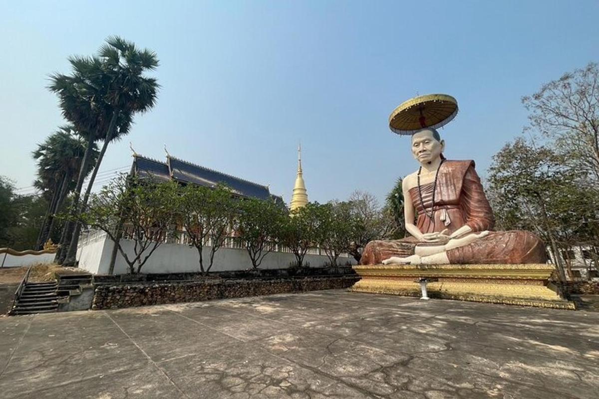 patung lelaki yang duduk di atas sebuah bangunan