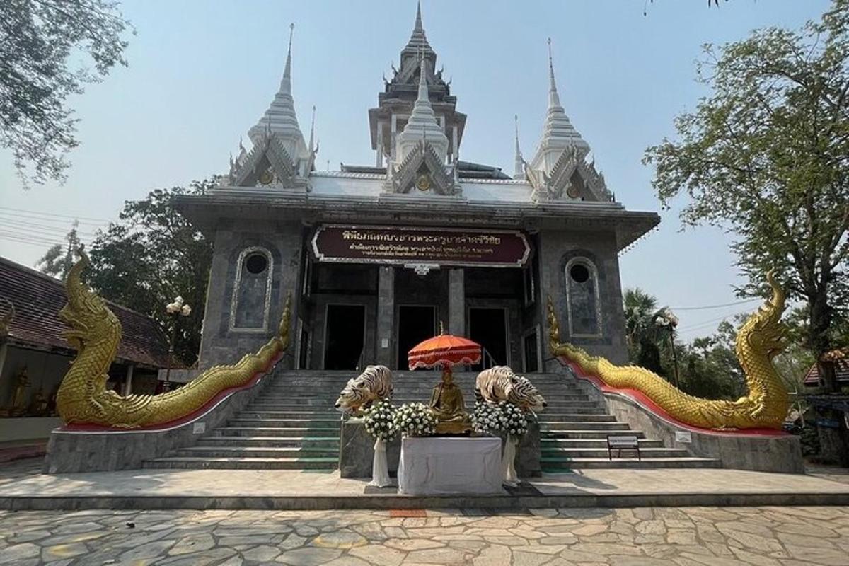 sebuah bangunan dengan dua patung naga di hadapannya