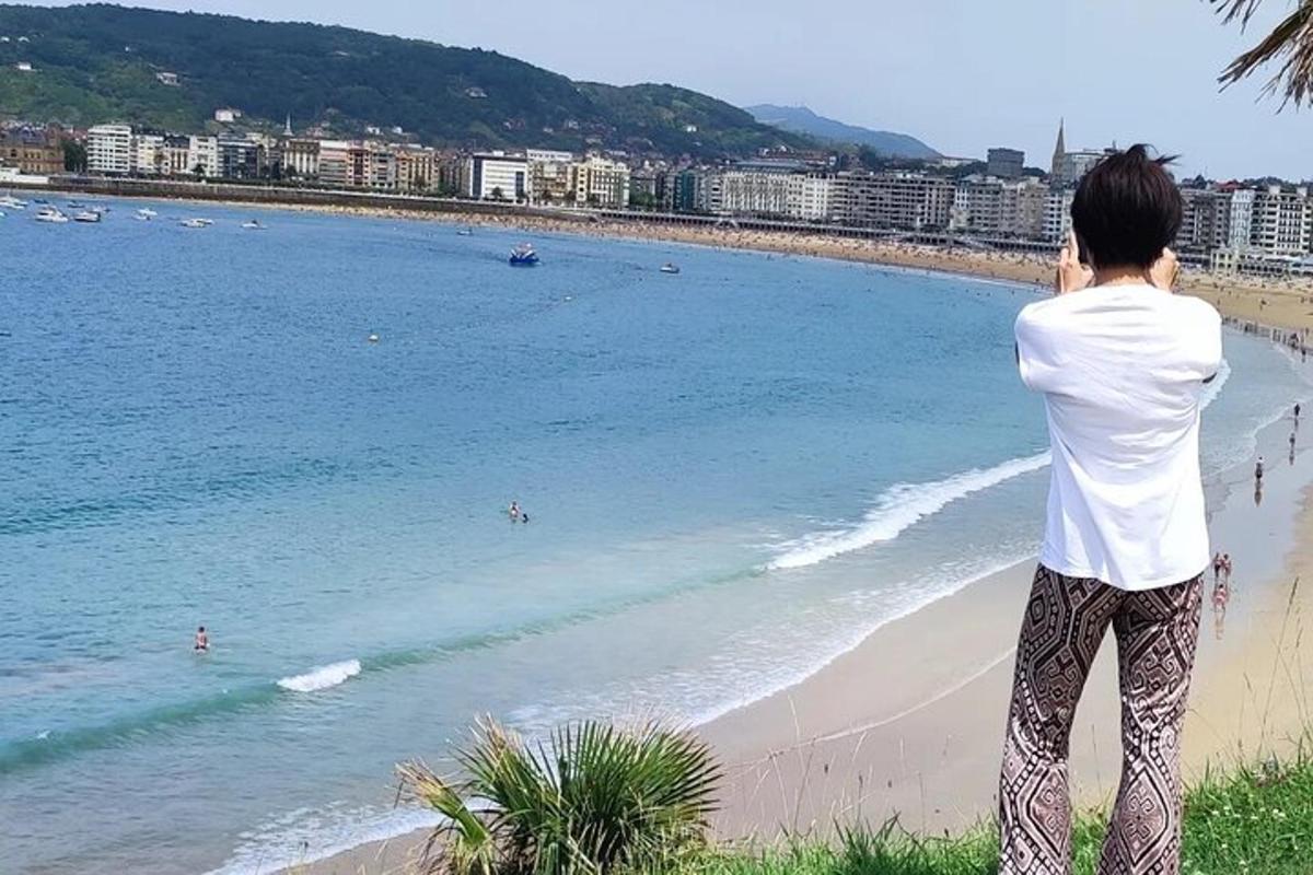 oseba, ki fotografira plažo