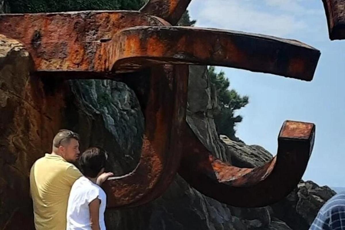 moški in ženska stojita poleg lesenega sidra