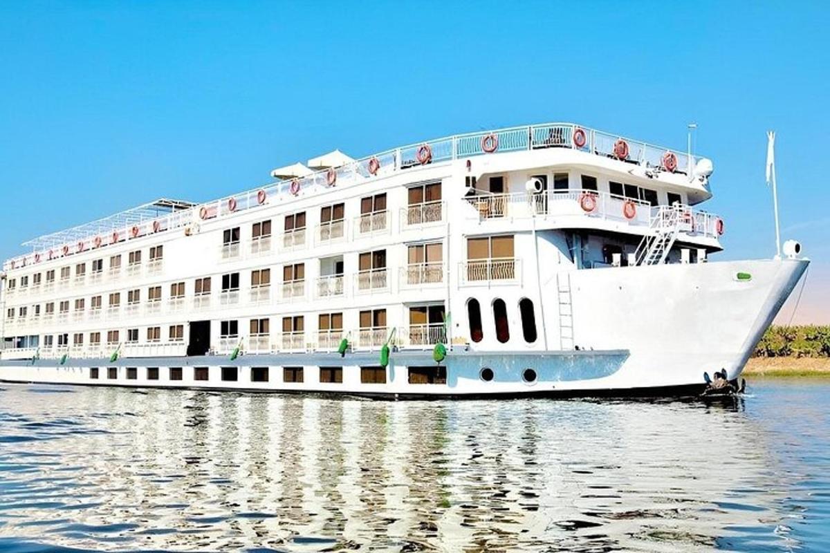 sebuah kapal persiaran putih yang besar di dalam air