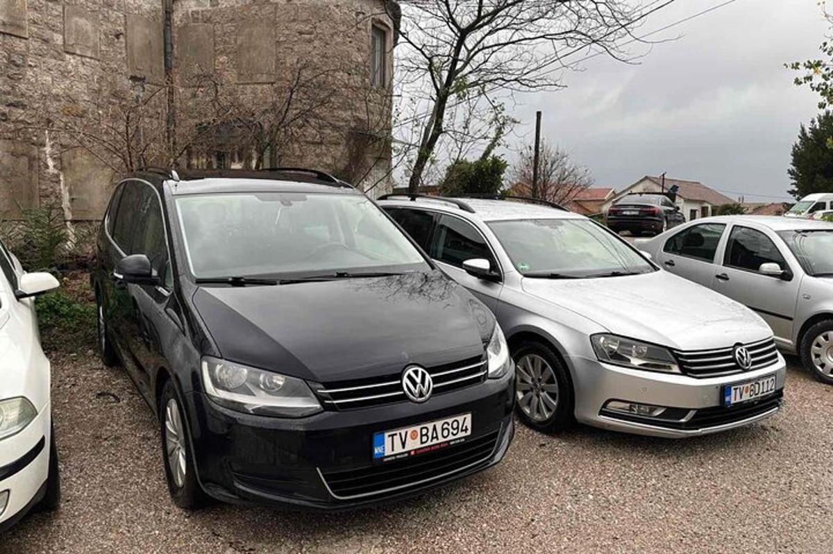 rząd zaparkowanych samochodów na parkingu