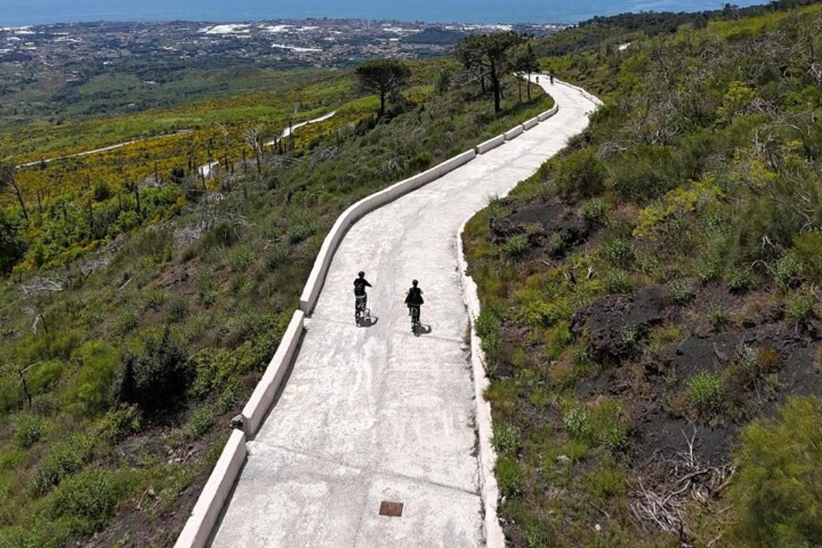 due persone stanno camminando lungo una strada
