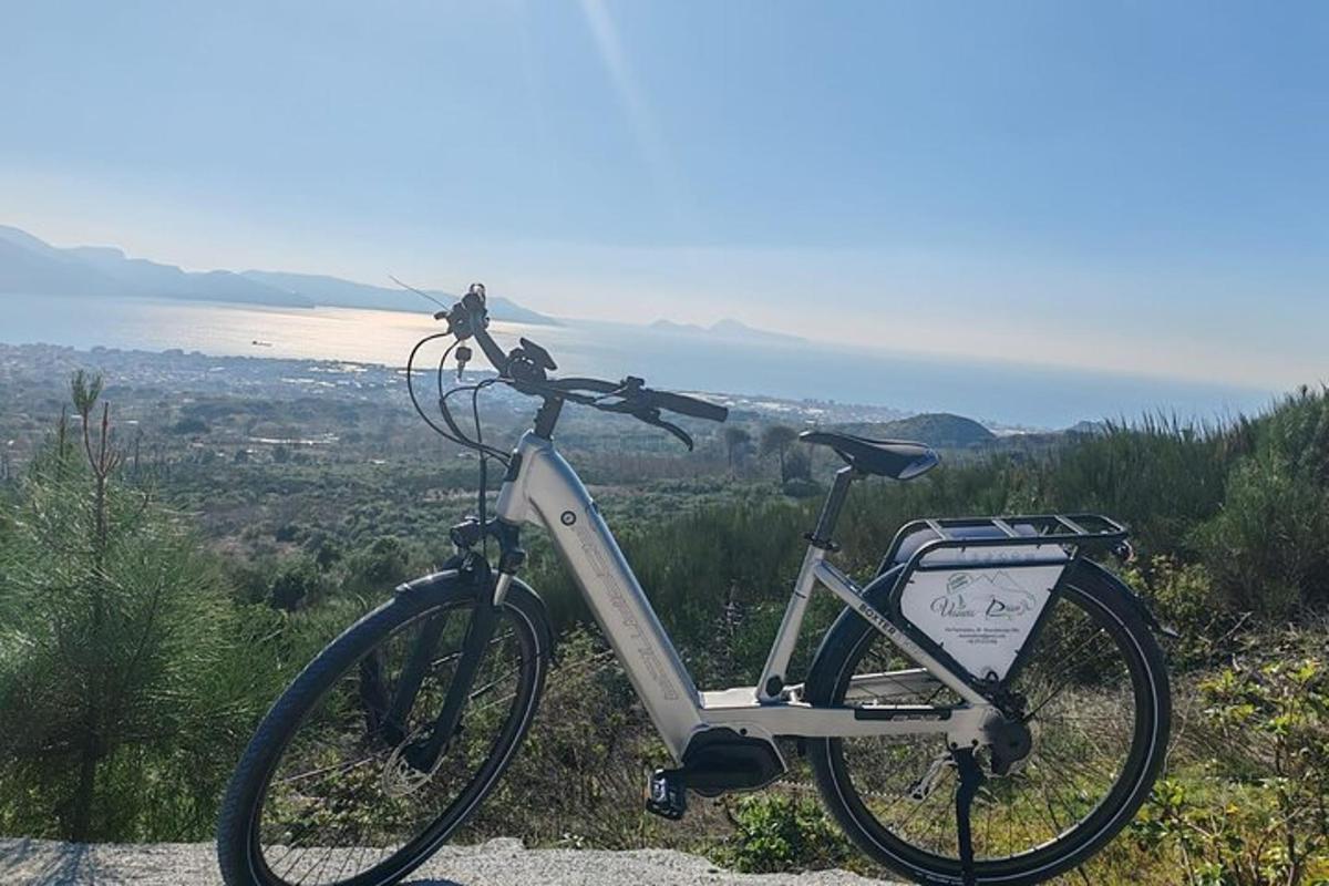 uma bicicleta estacionada na encosta de uma colina