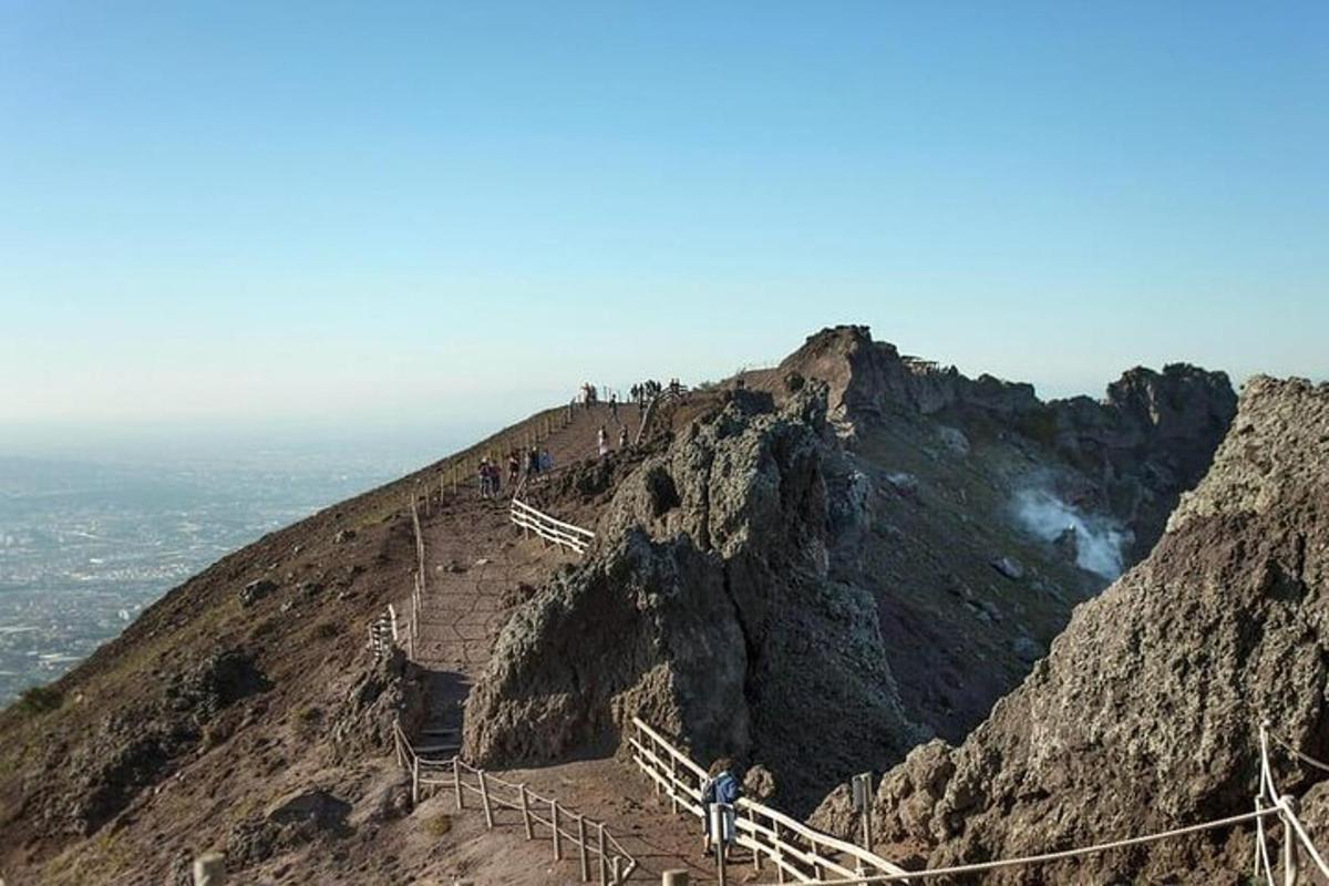 un gruppo di persone in piedi su una montagna