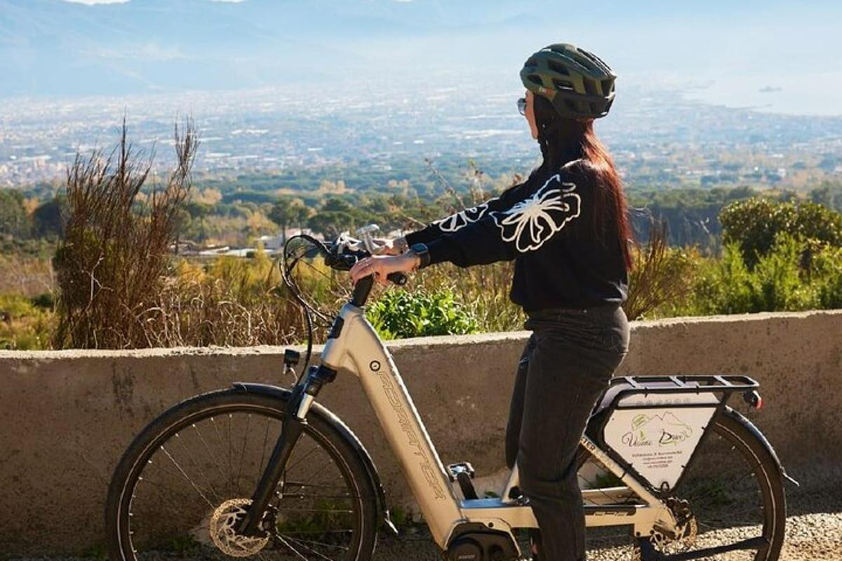 una donna è in piedi accanto a una bicicletta