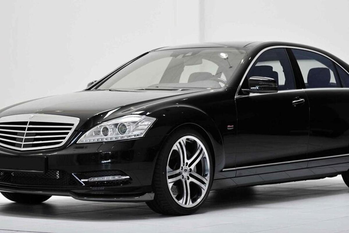 sebuah mobil hitam diparkir di garasi