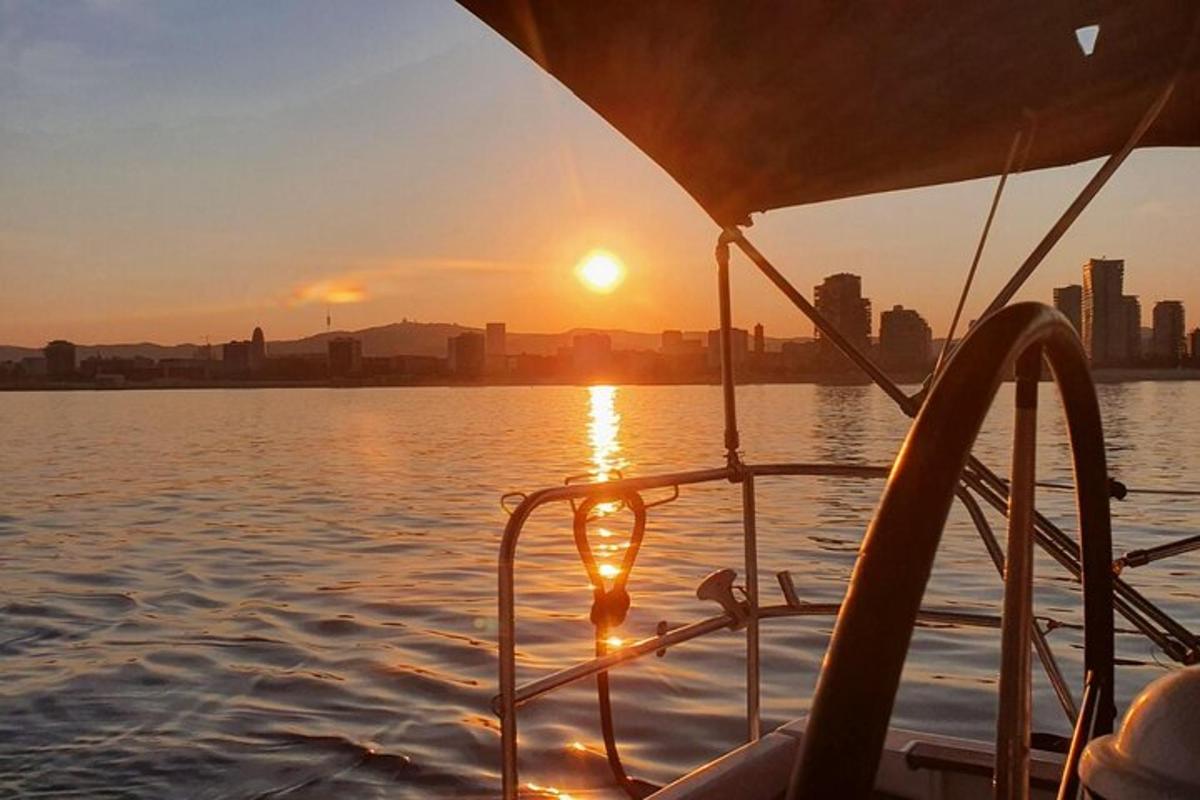 una barca in acqua mentre tramonta il sole