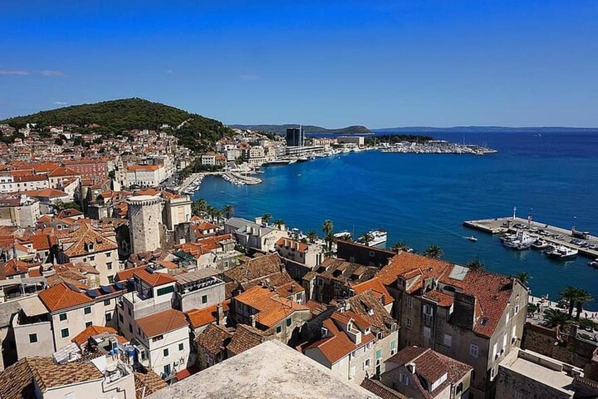 miesto vaizdas iš oro su vandenyje plaukiančiais laivais