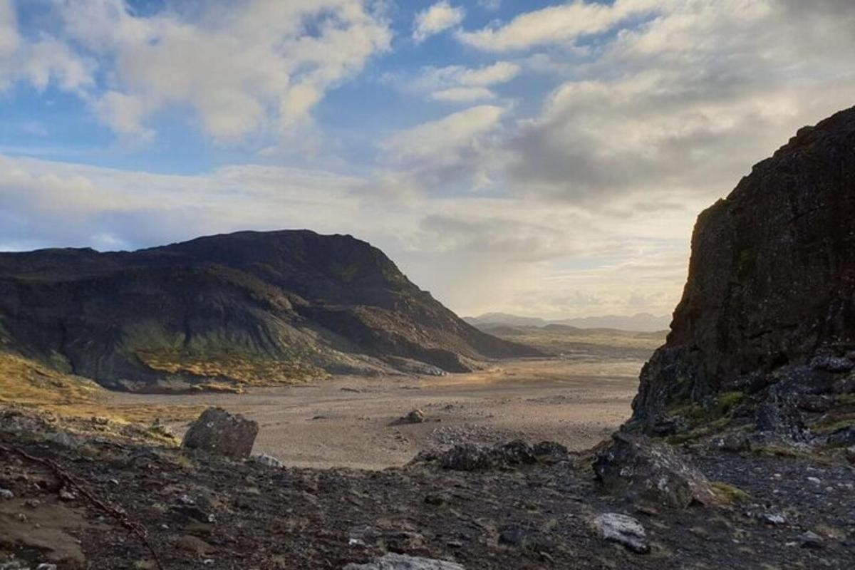 una vista di un deserto con montagne sullo sfondo