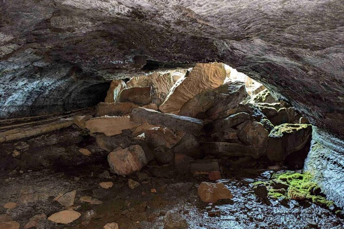 una grotta con un mucchio di rocce e acqua