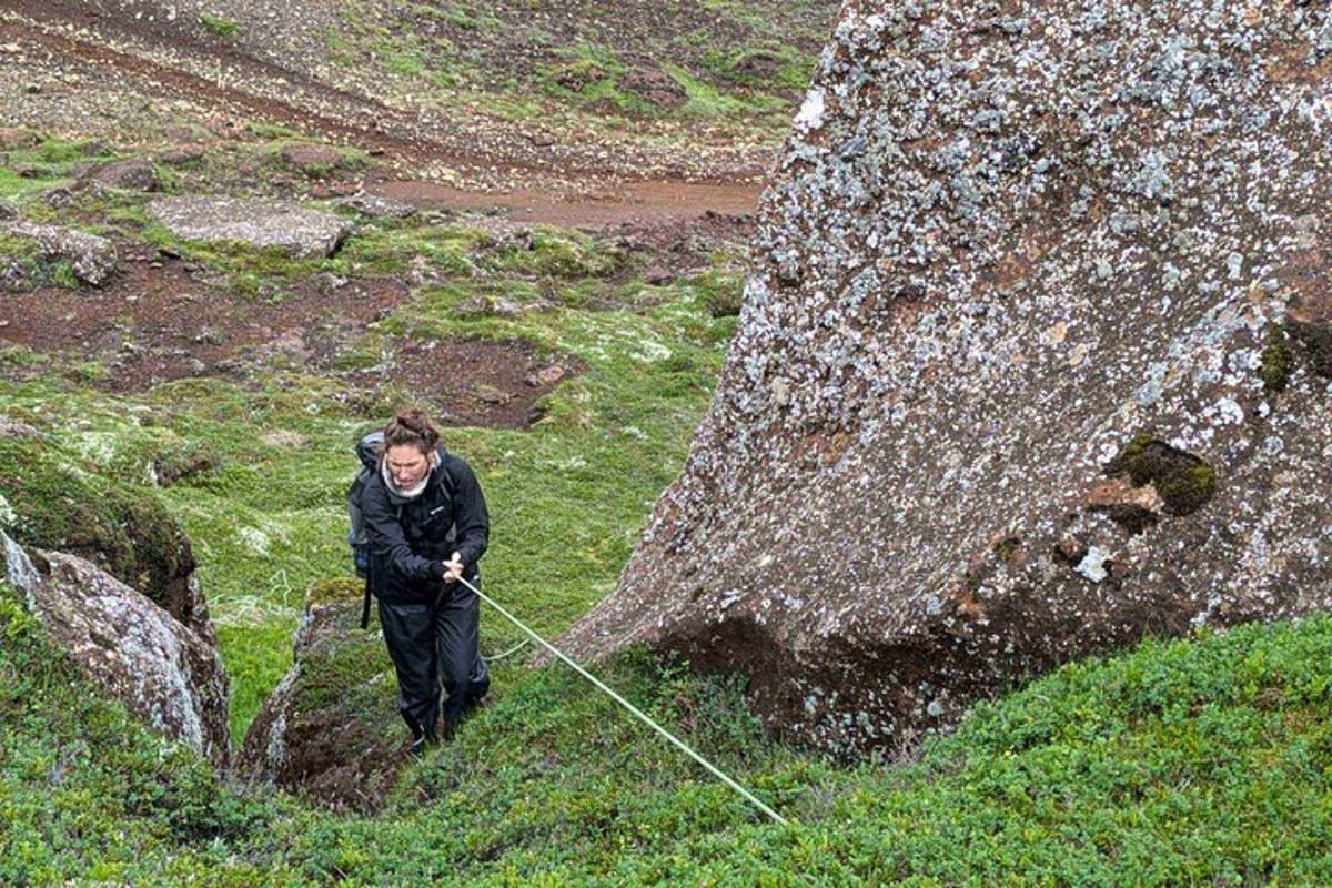 seorang pria sedang menarik tali di gunung