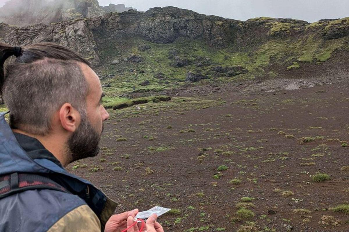 seorang pria sedang melihat ke arah gunung