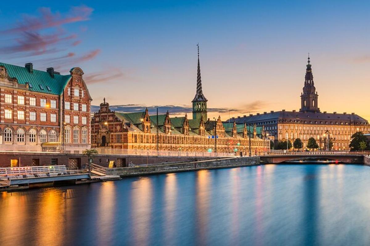 una ciudad con un río frente a los edificios