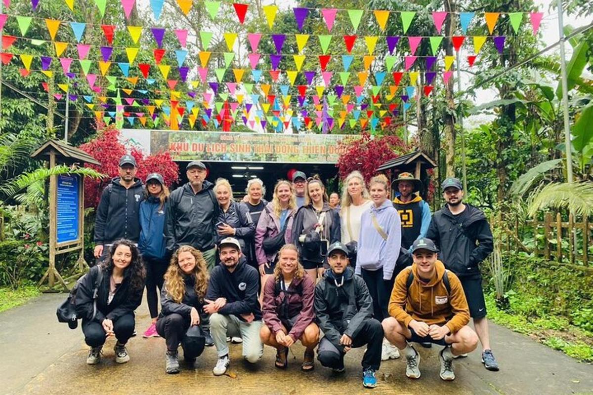 un gruppo di persone in posa per una foto davanti a un cancello