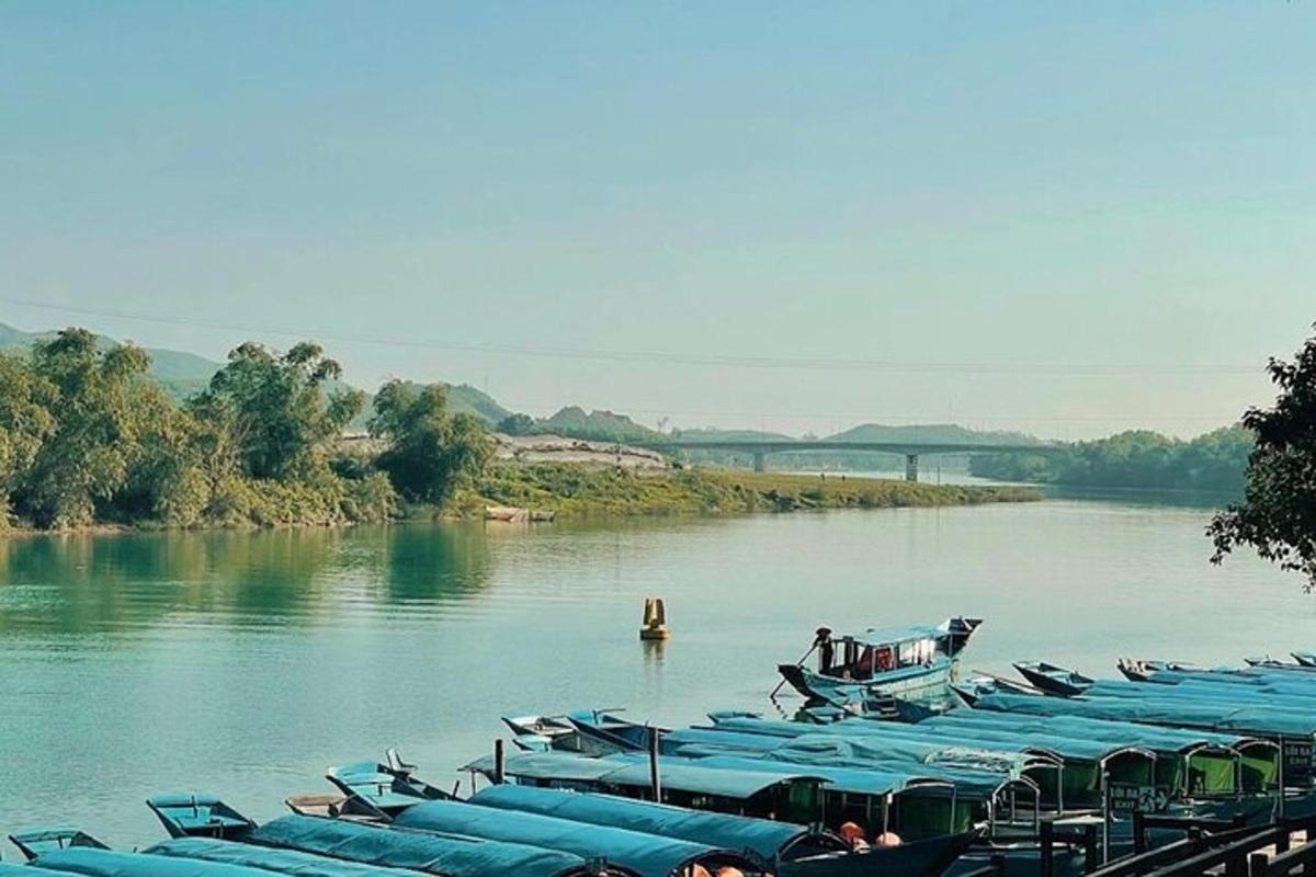 un gruppo di barche è allineato nell'acqua