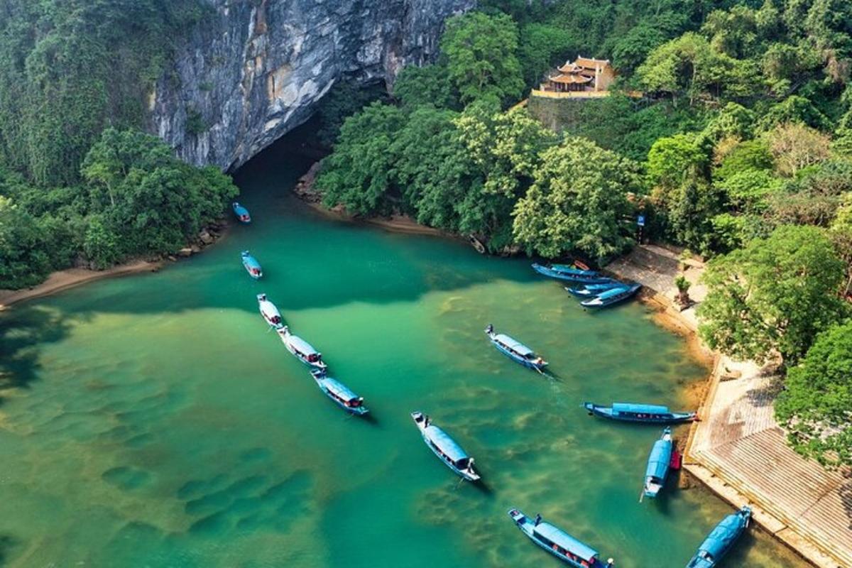 una vista aerea di barche in un fiume