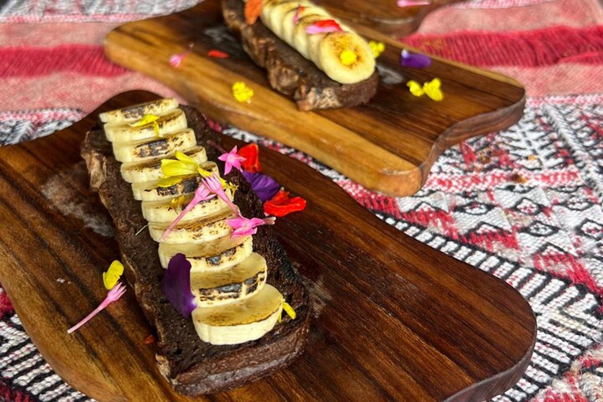 un piatto di cibo con panini su un tagliere