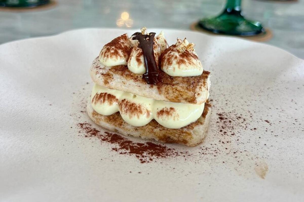 un panino con banane e cioccolato su un piatto