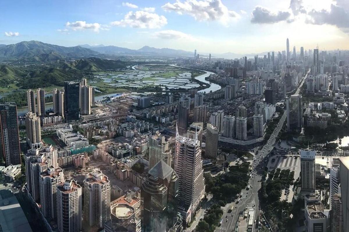 鸟瞰高楼林立的城市