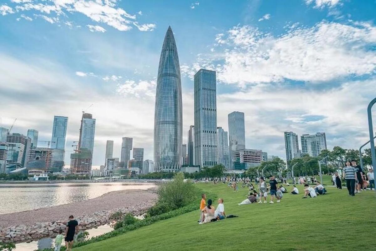 一群人坐在公园的草地上