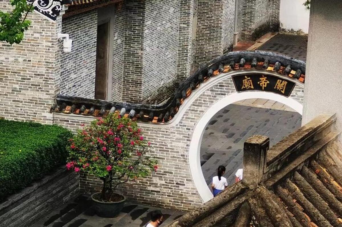 侧面有拱门的建筑