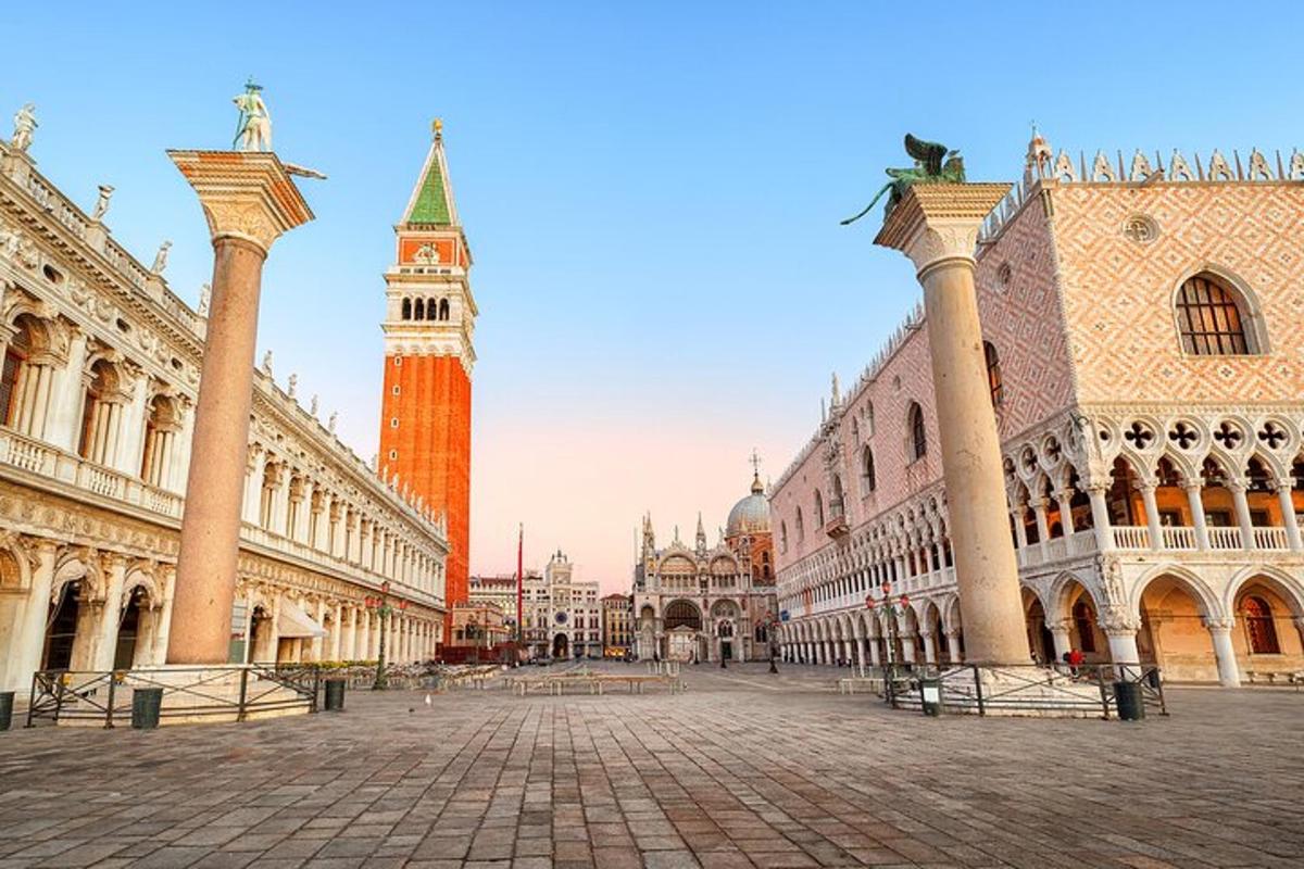 una piazza cittadina con una torre dell'orologio in lontananza