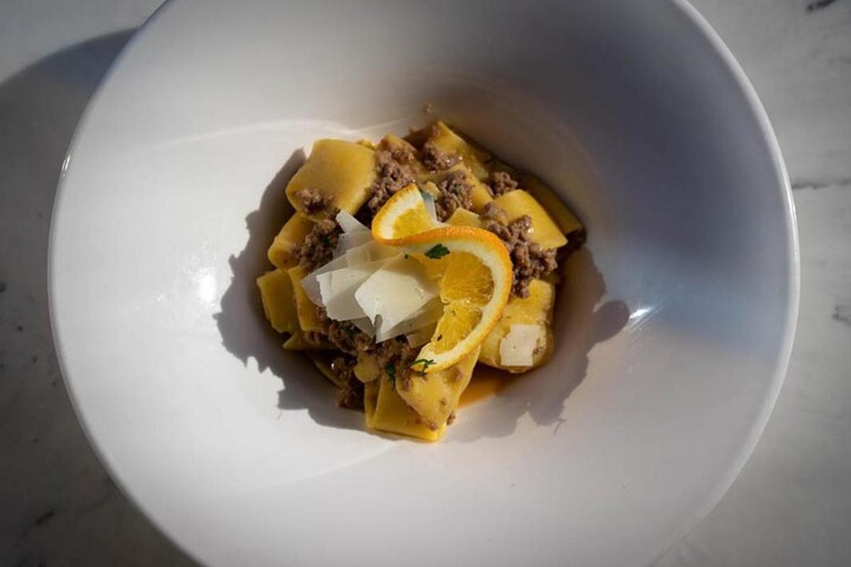un plat blanc amb unes postres amb formatge i rodanxes de taronja