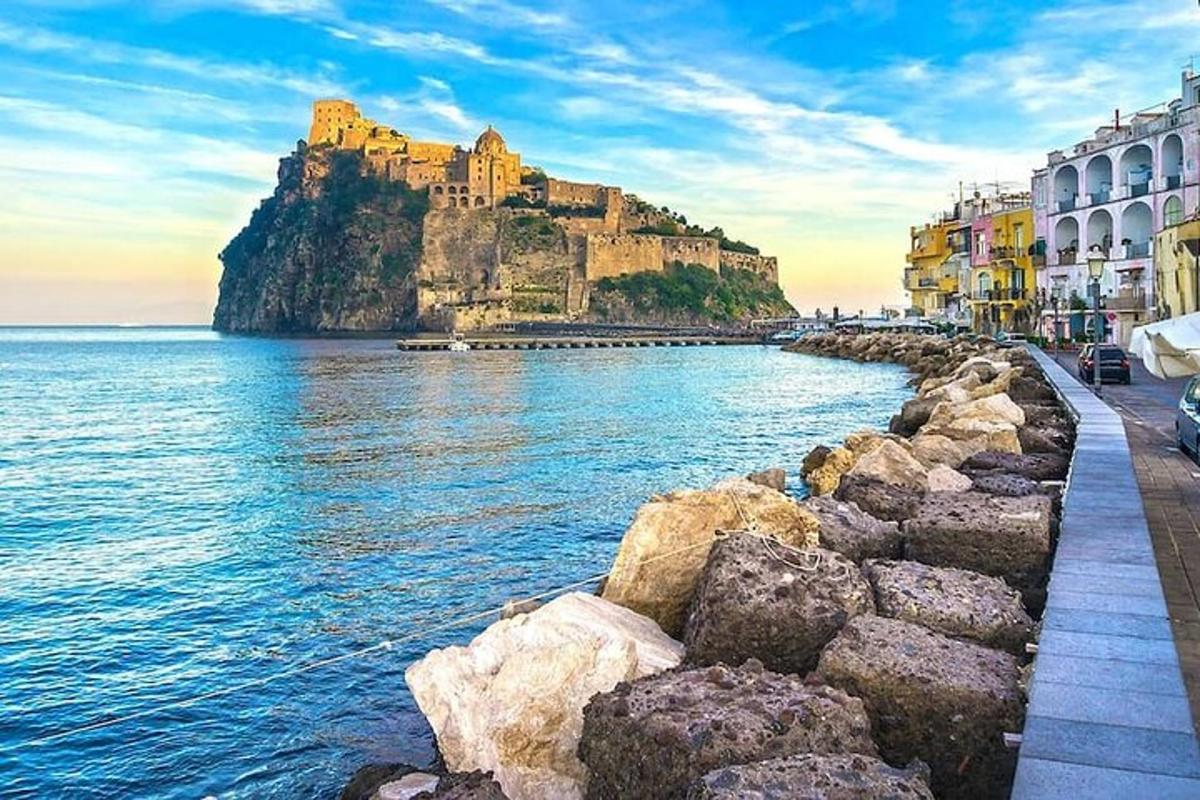 pogled na grad na hribu ob vodi
