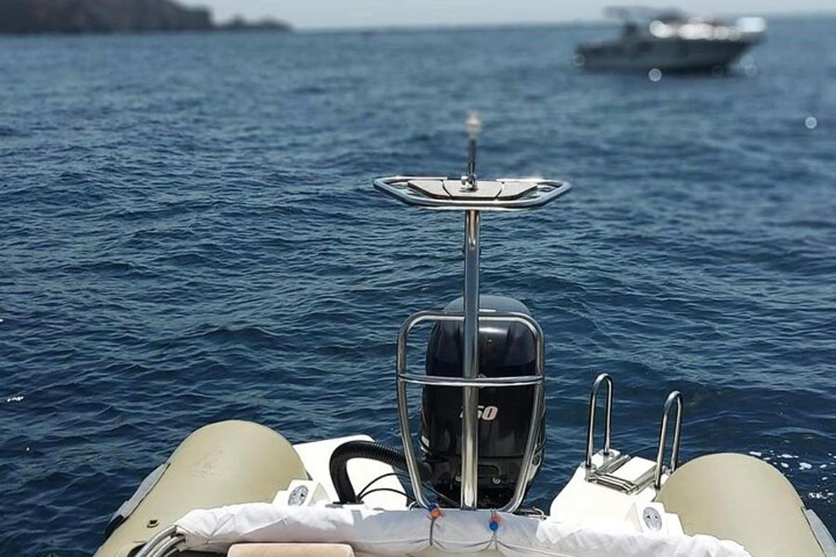 pogled na zadnji del čolna v vodi