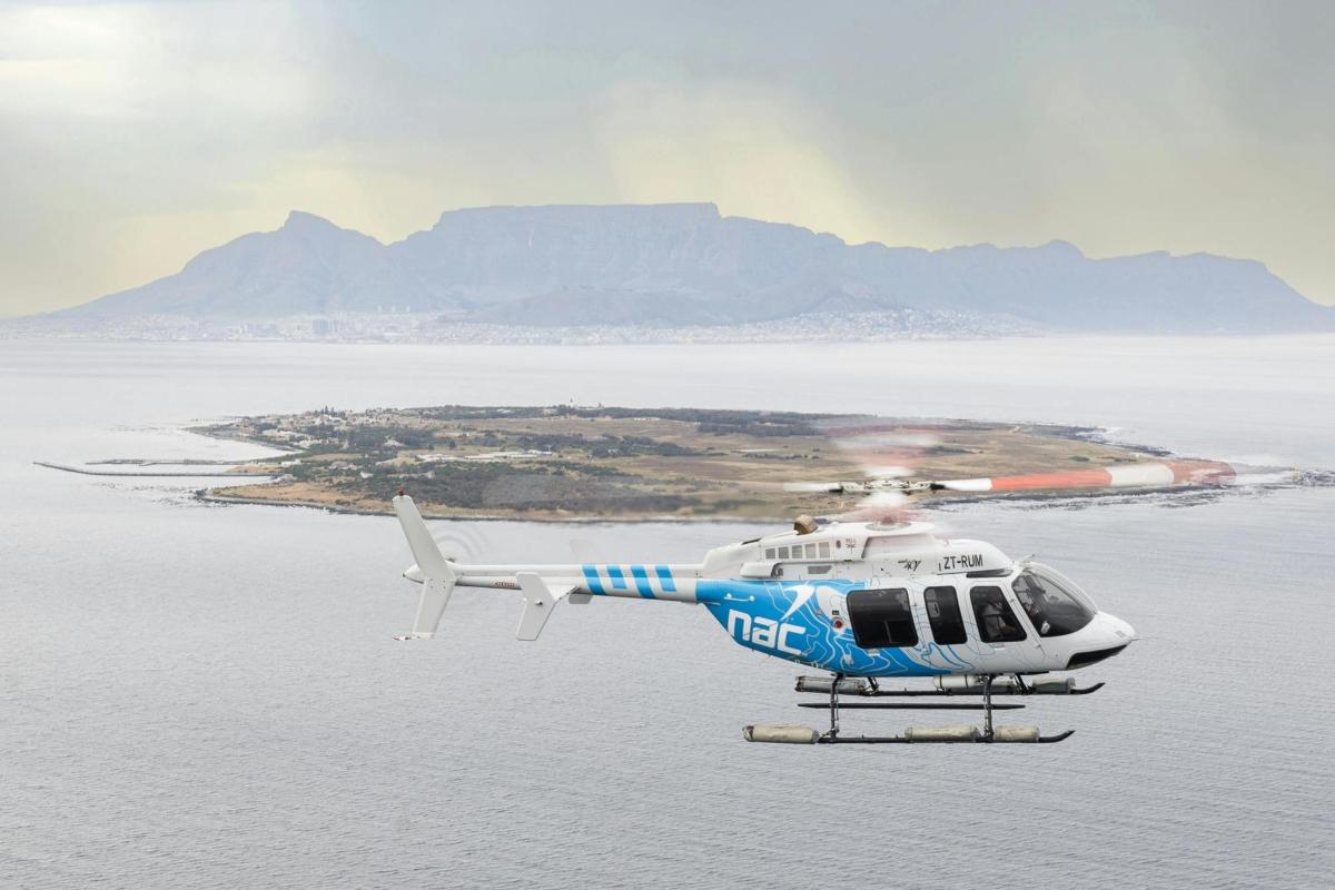 modro-beli helikopter leti nad vodo