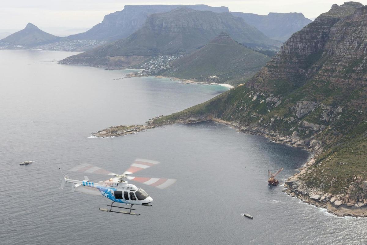 helikopter leti nad vodno površino