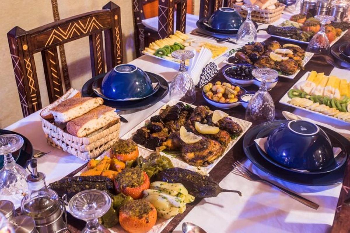 dolga miza, polna različnih vrst hrane