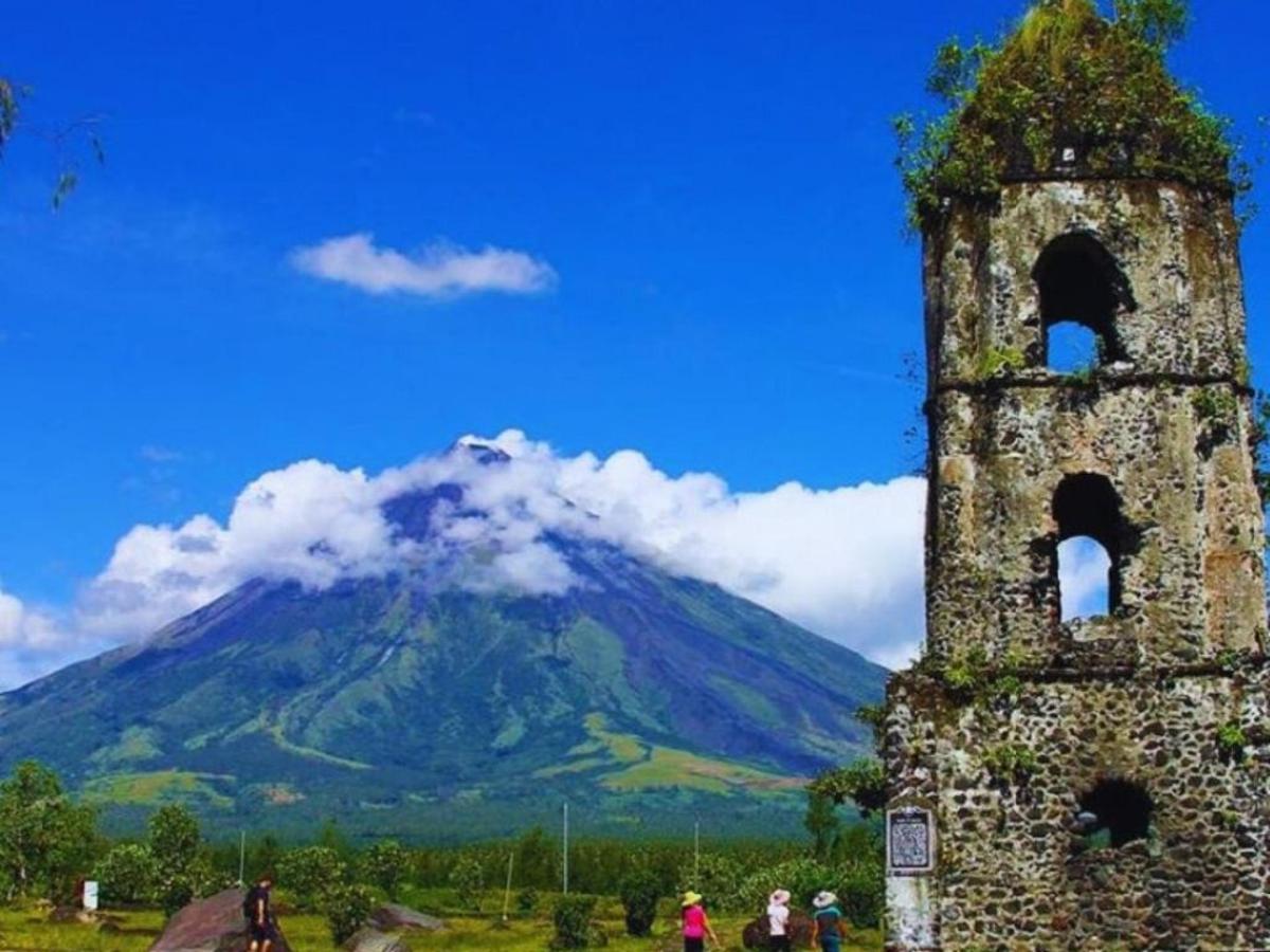 一座古老的塔，背景是一座山