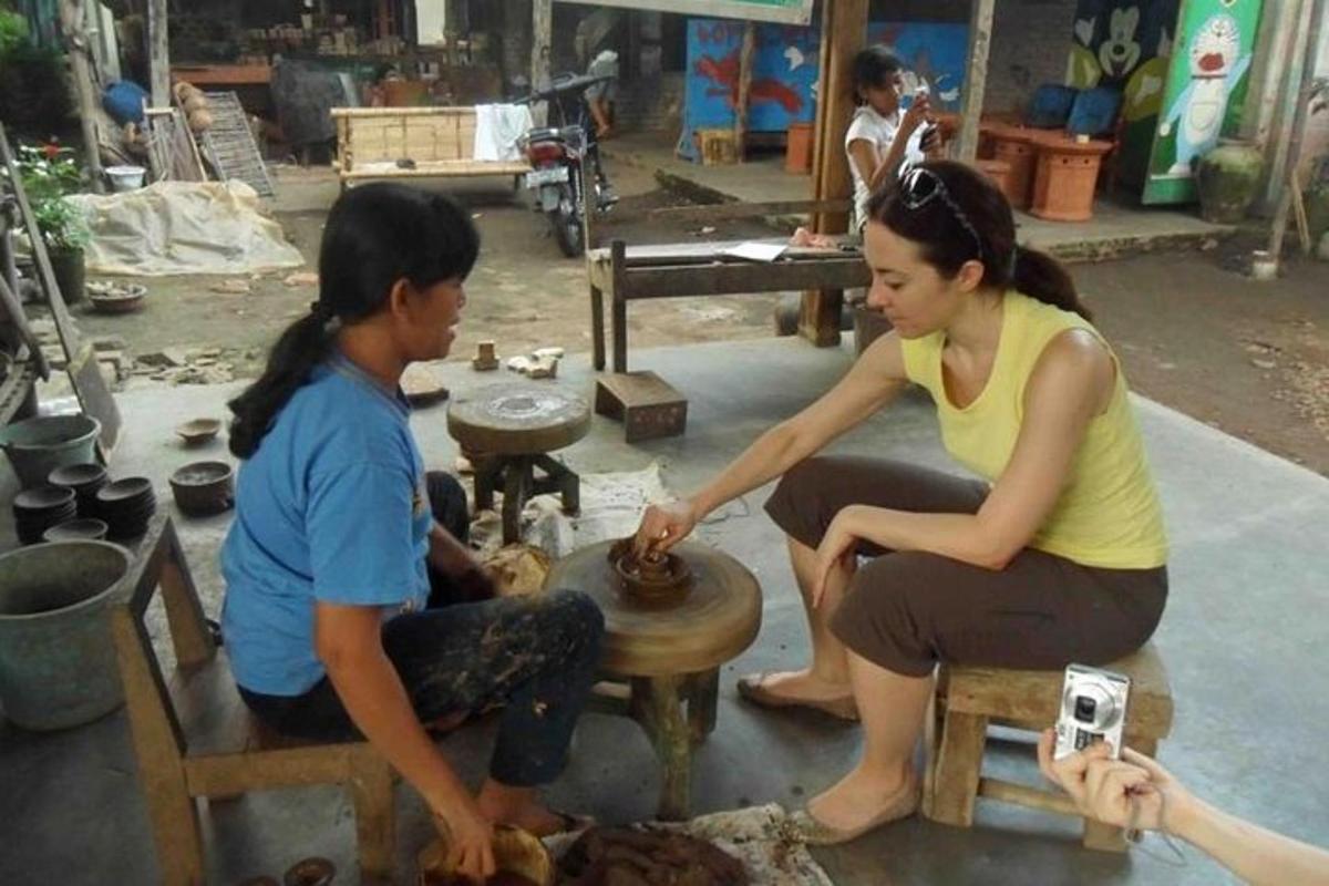 duas mulheres trabalhando em um móvel