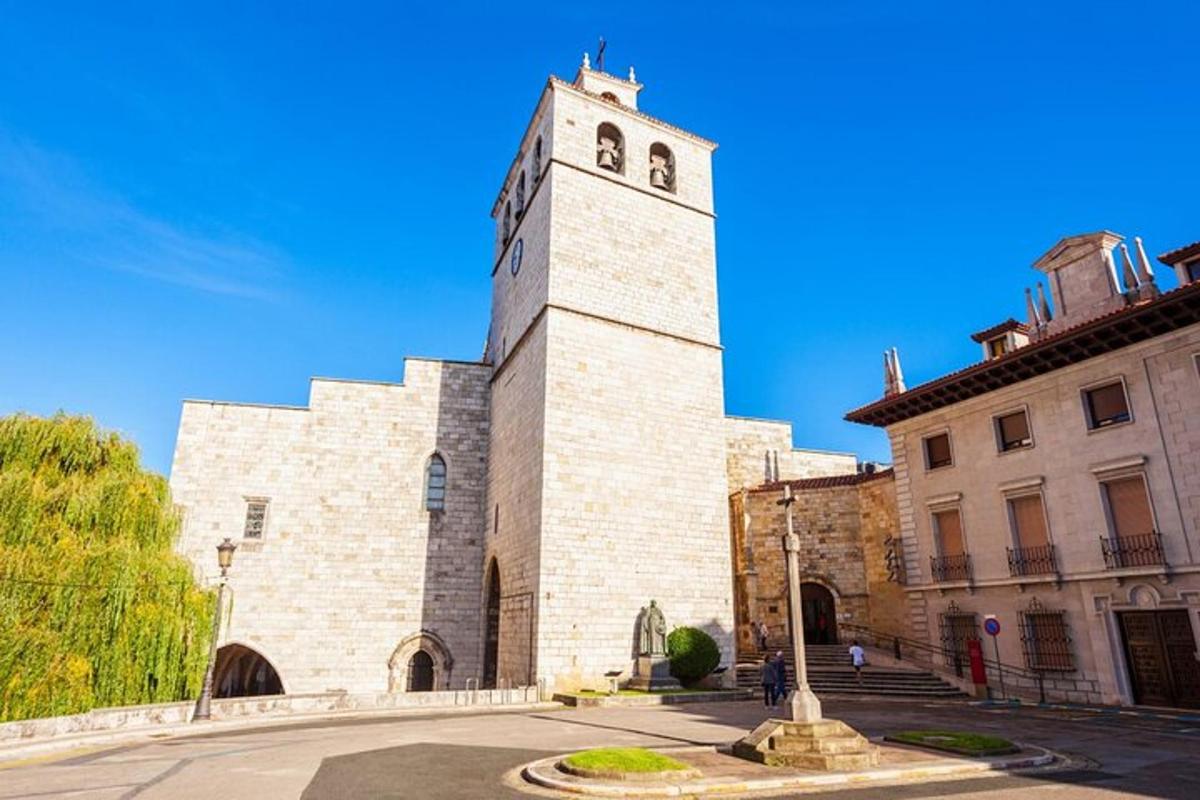 Un edificio con una torre con un reloj.