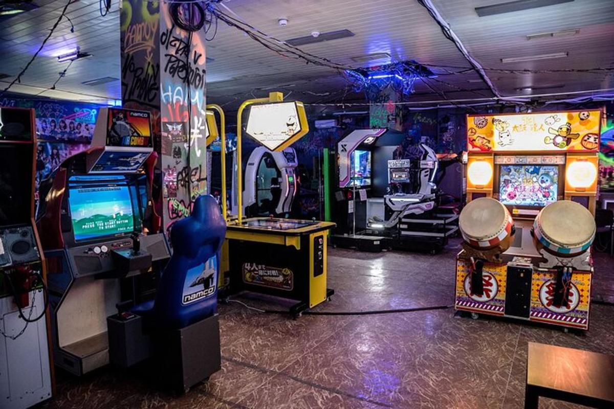 ένα δωμάτιο με πολλά παιχνίδια arcade και βιντεοπαιχνίδια