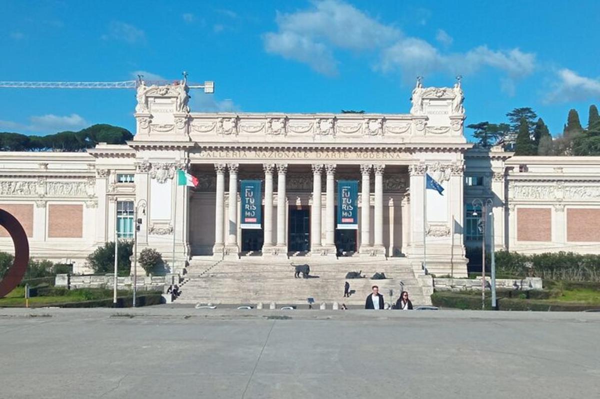ένα μεγάλο λευκό κτίριο με ανθρώπους να κάθονται μπροστά του