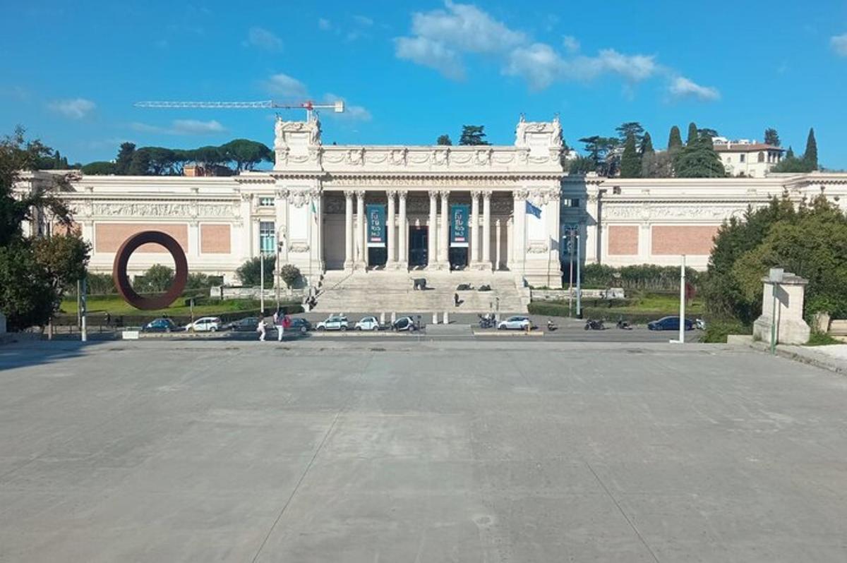 ένα μεγάλο λευκό κτίριο με ένα άγαλμα μπροστά του