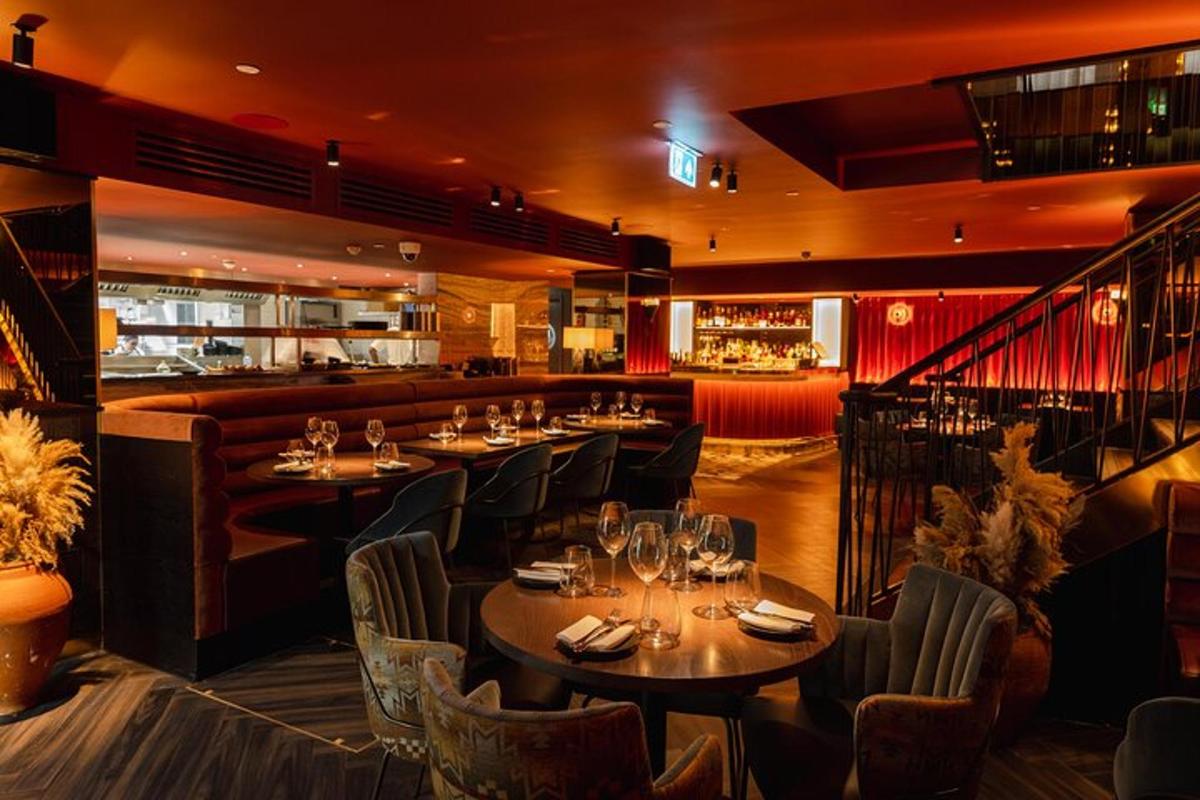 un ristorante con tavoli e sedie e un bar