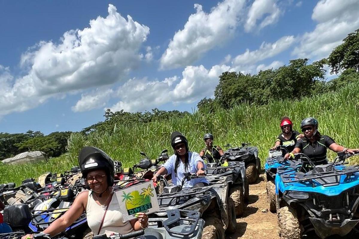 un grup de oameni care călătoresc cu ATV-uri pe un drum de pământ