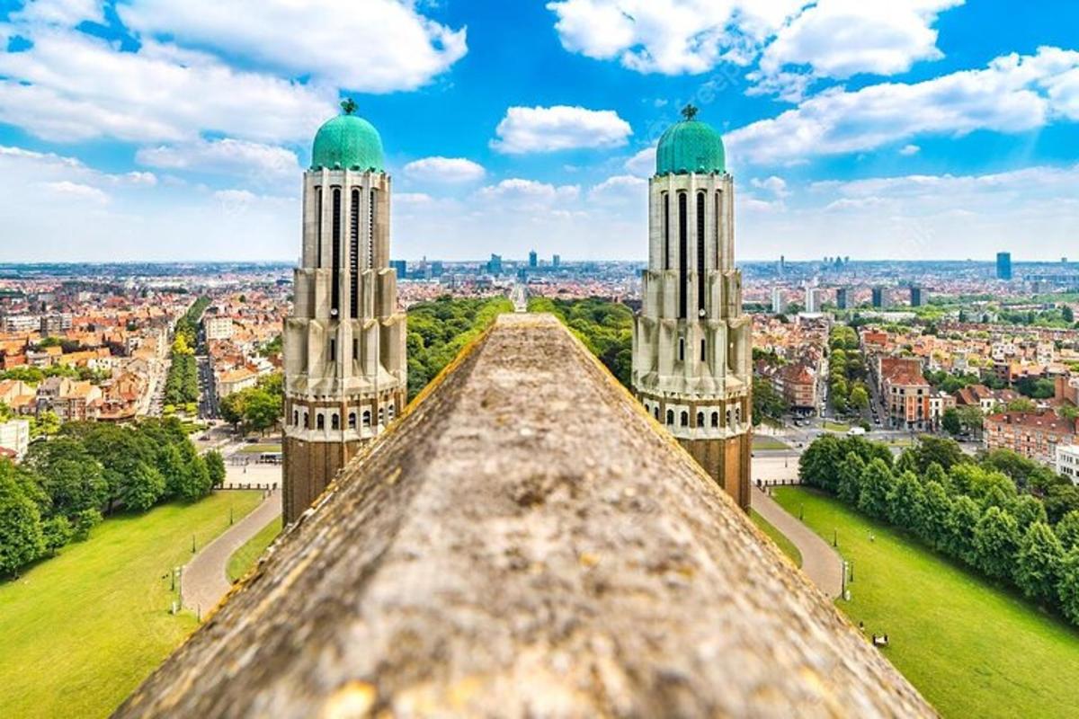 una vista de una ciudad desde lo alto de una torre