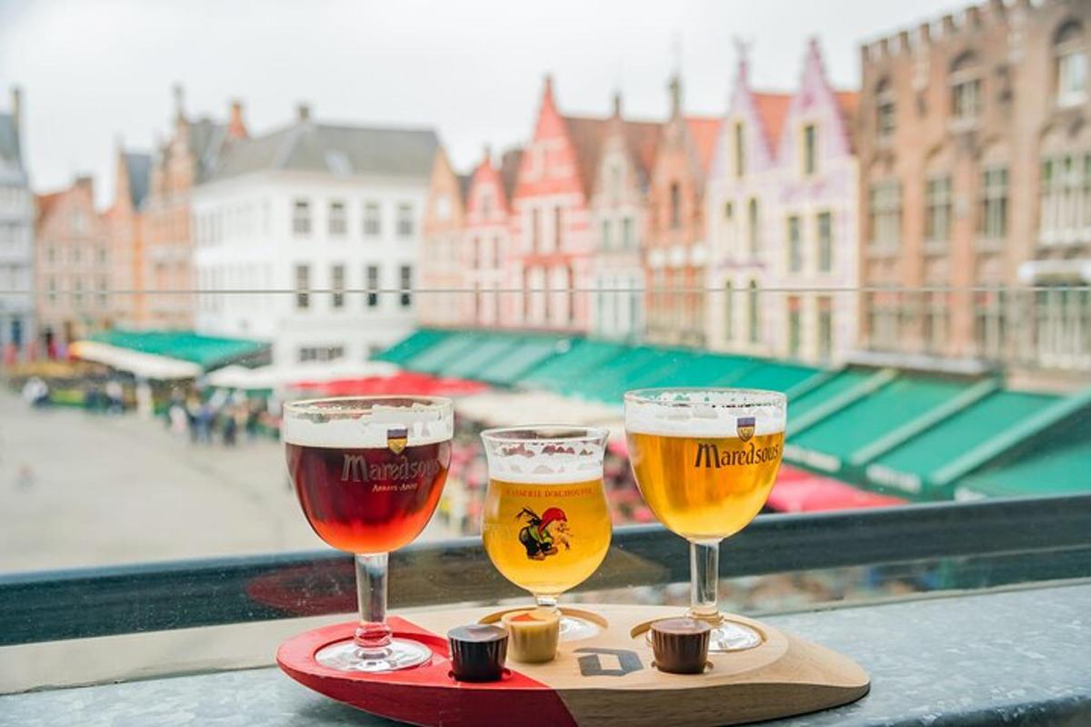 due bicchieri di birra appoggiati su un vassoio su un balcone