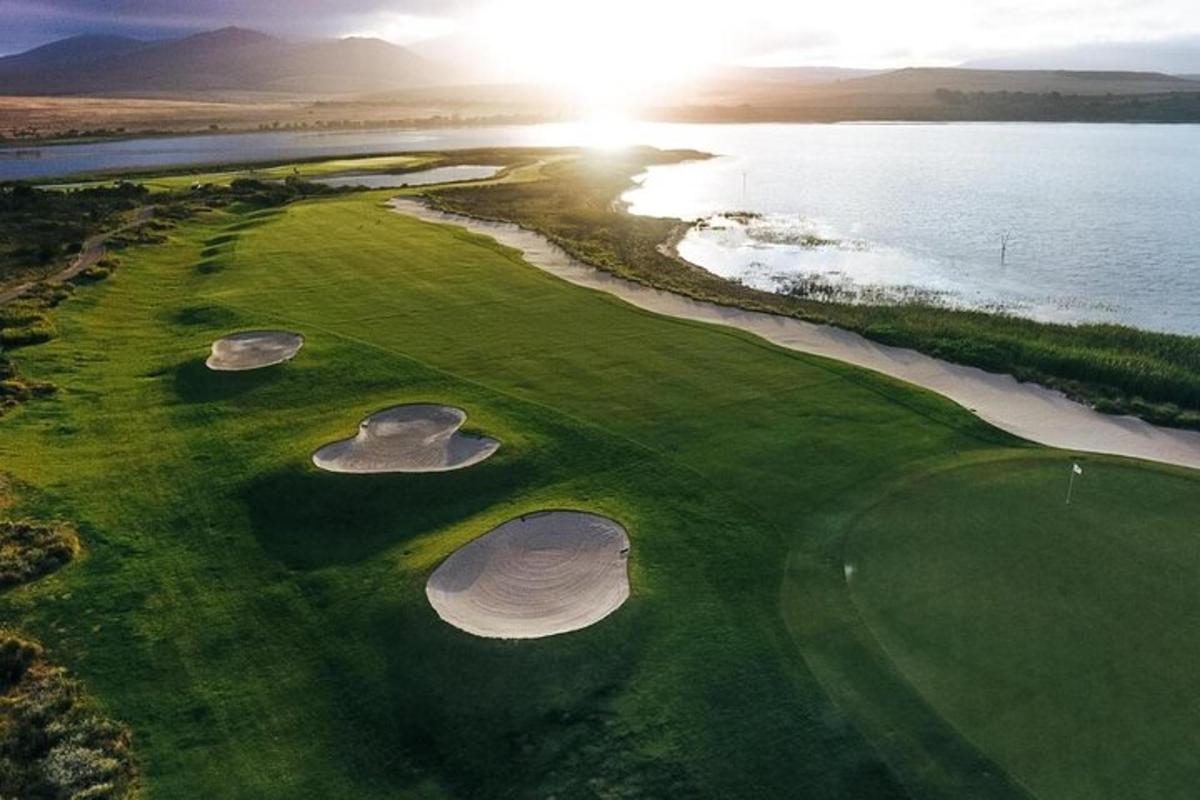 Loftmynd af golfvelli með tveimur púttflötum