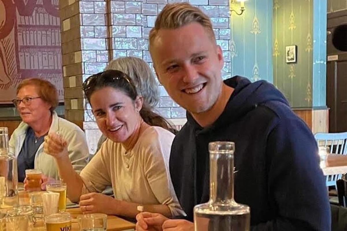 mees ja naine istuvad laua taga