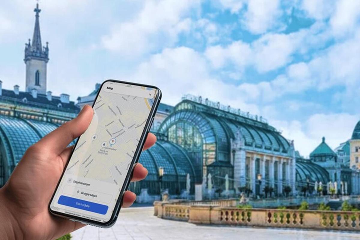 osoba držící mobilní telefon před městem
