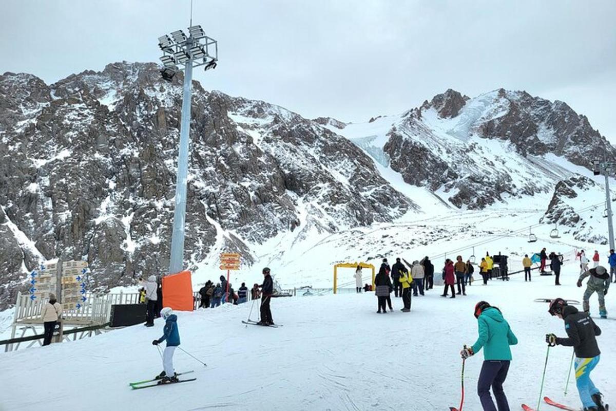 um grupo de pessoas esquiando em uma montanha coberta de neve