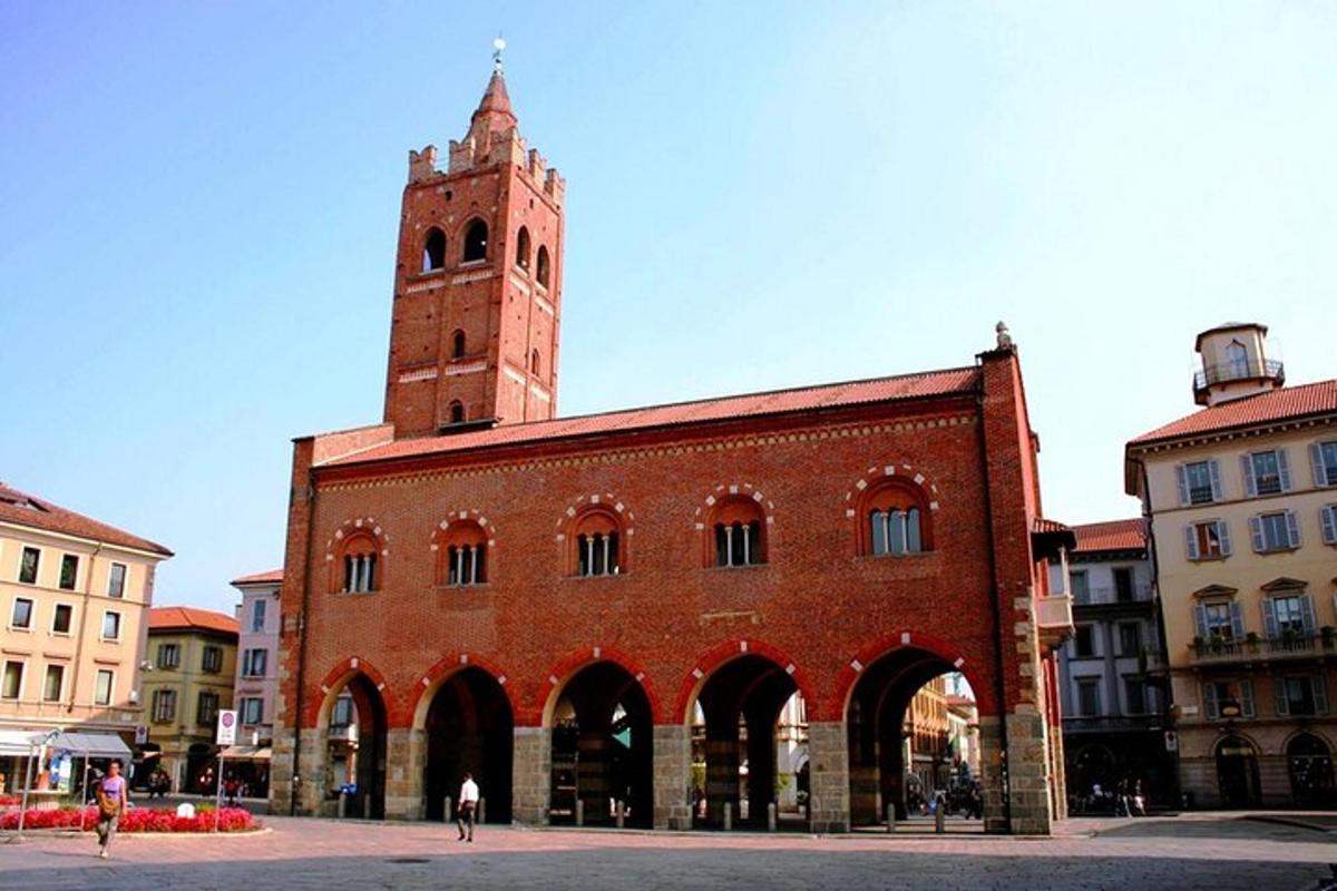 un grande edificio in mattoni rossi con una torre dell'orologio